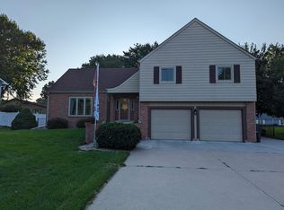 620 N Shore Dr, Hastings, NE 68901