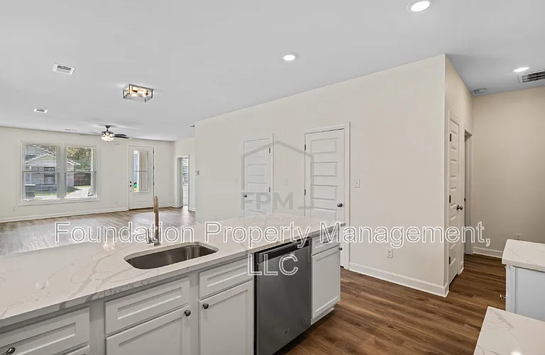 1470 Lyndale Ave — Photo 6