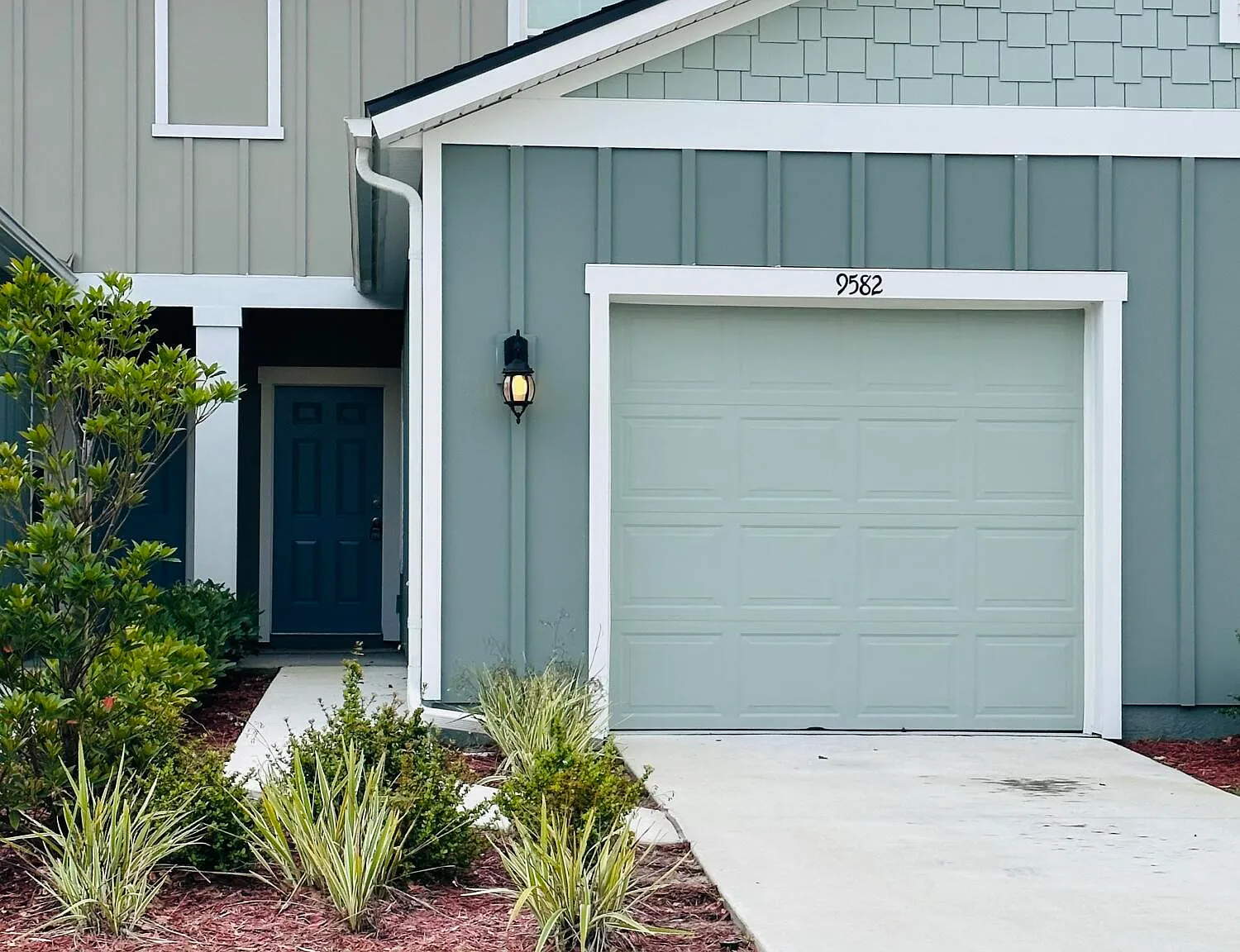 2 bed, 2.5 bath, 1202 sqft, $1,695 — Photo 1