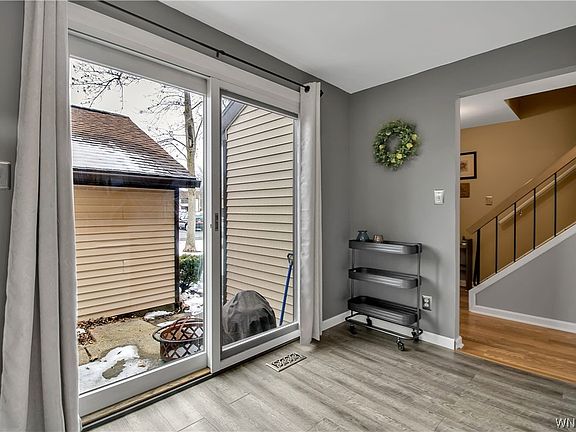 5th image of 554 Charlesgate Cir