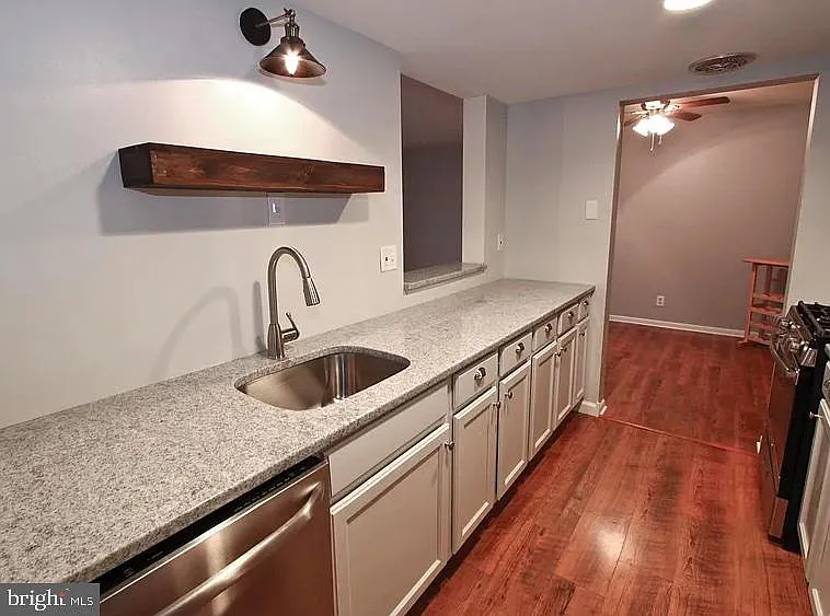 2 bed, 2.0 bath, 1004 sqft, $2,150 — Photo 3