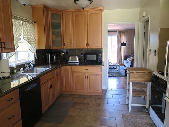 3rd image of 4238 Dunsmuir Ave