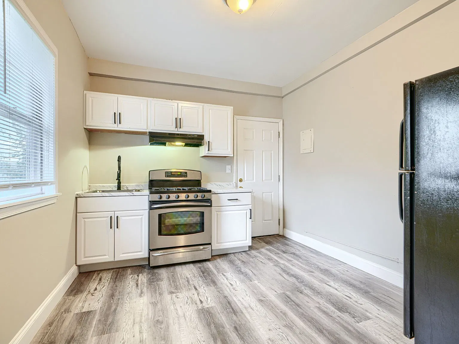 2 Bed / 1 Bath Apartment - Coldstream-Homestead-Montebello — Photo 3