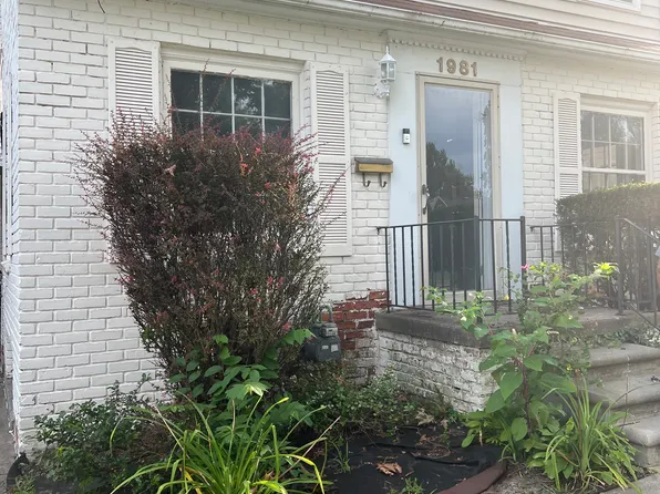 1981 Roslyn Rd, Grosse Pointe Woods, MI 48236