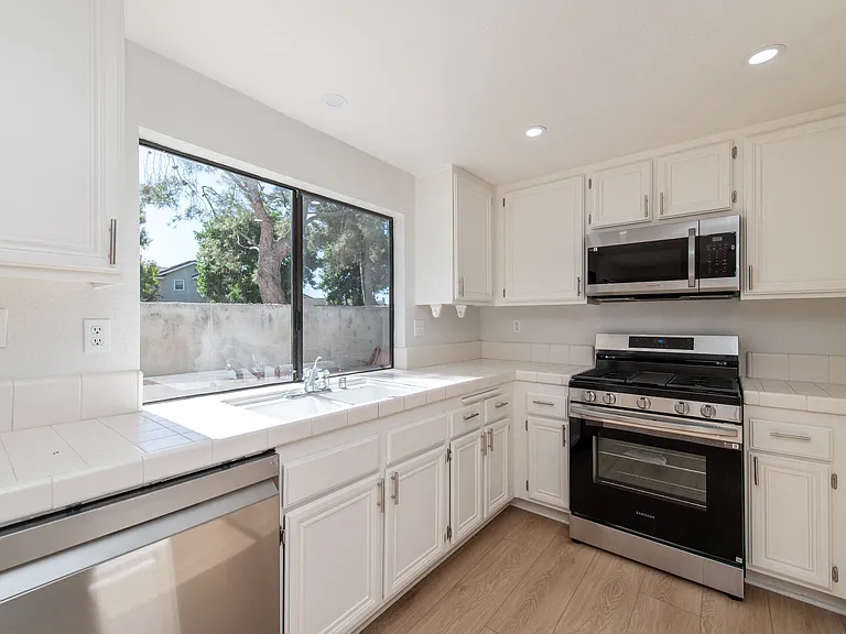 24 Silkberry — Photo 10