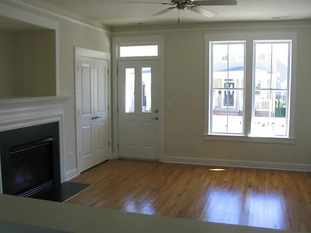 527 Dubois Ct — Photo 5