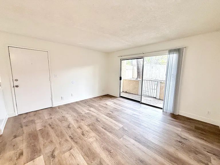 12521 Saticoy St #7 — Photo 3