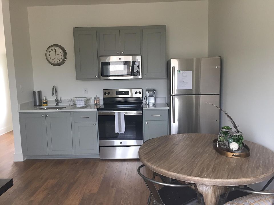 Kitchen/dining off the living room