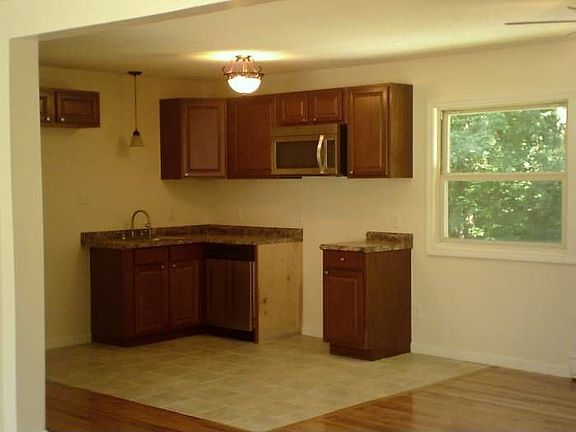 Kitchen w/ceramic floor