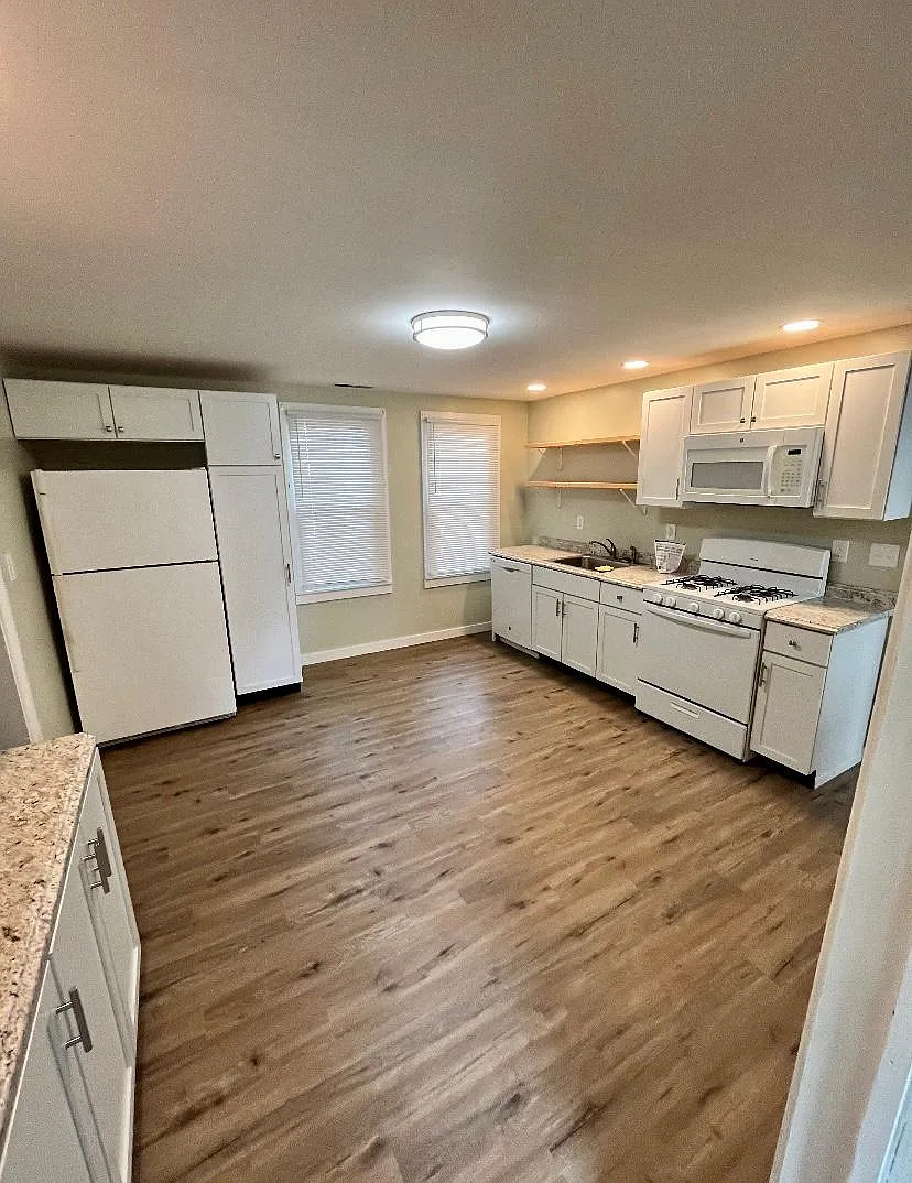3 bed, 1100 sqft, $1,200 — Photo 4