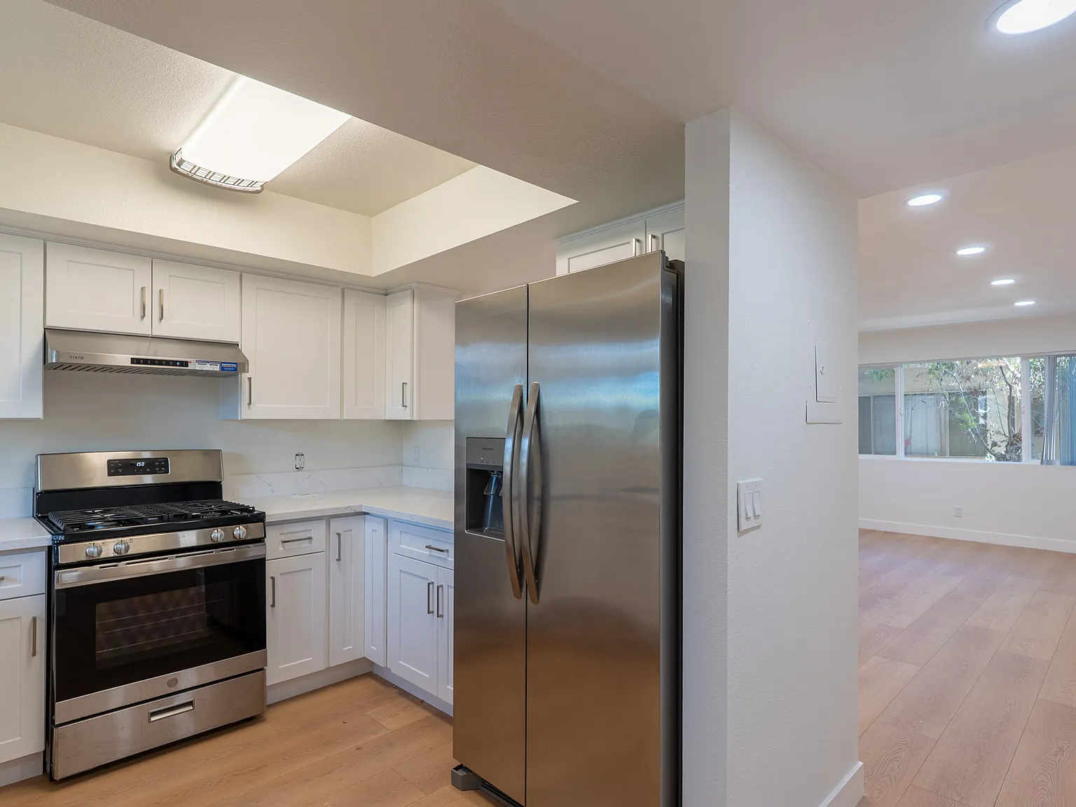 1 bed, 850 sqft, $2,500 — Photo 3
