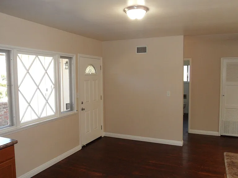 344 N Shattuck Pl — Photo 4