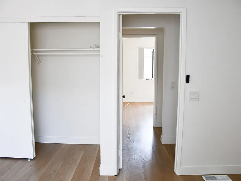 994 Valencia St — Photo 30