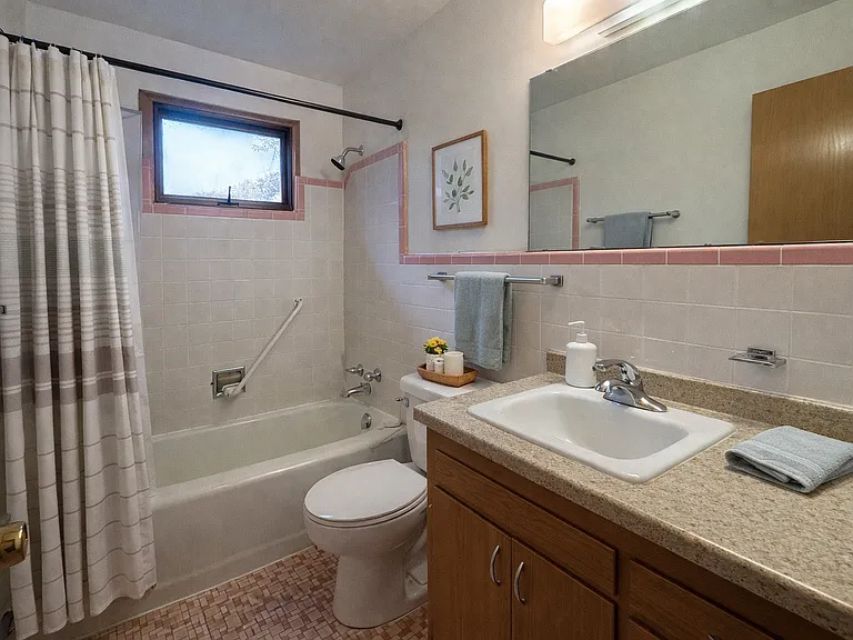 2402 Fremont Ave — Photo 8