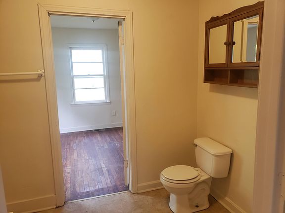 3rd image of 405 Fleetwood Dr