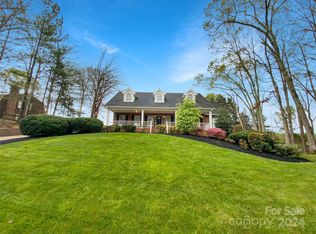 620 Woodberry Dr, Mooresville, NC 28115