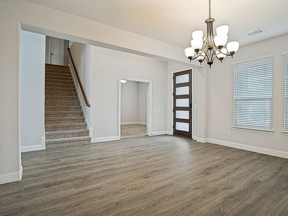 3rd image of 812 Woodview Ct