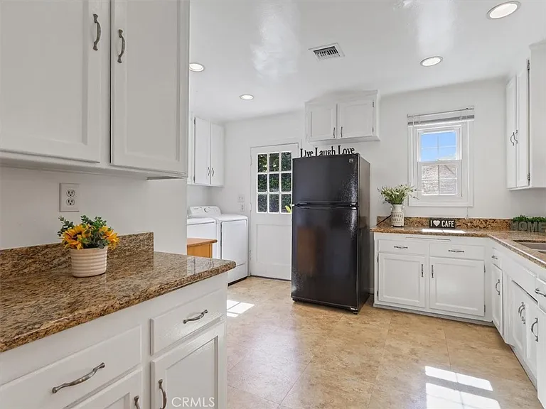15460 Sylvan St — Photo 15