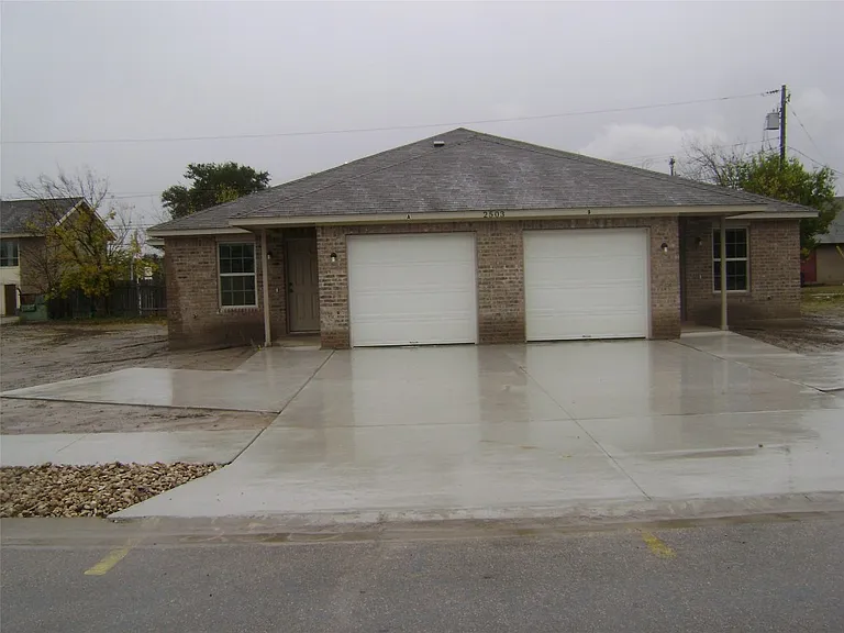 2503 Oak Ln — Photo 10