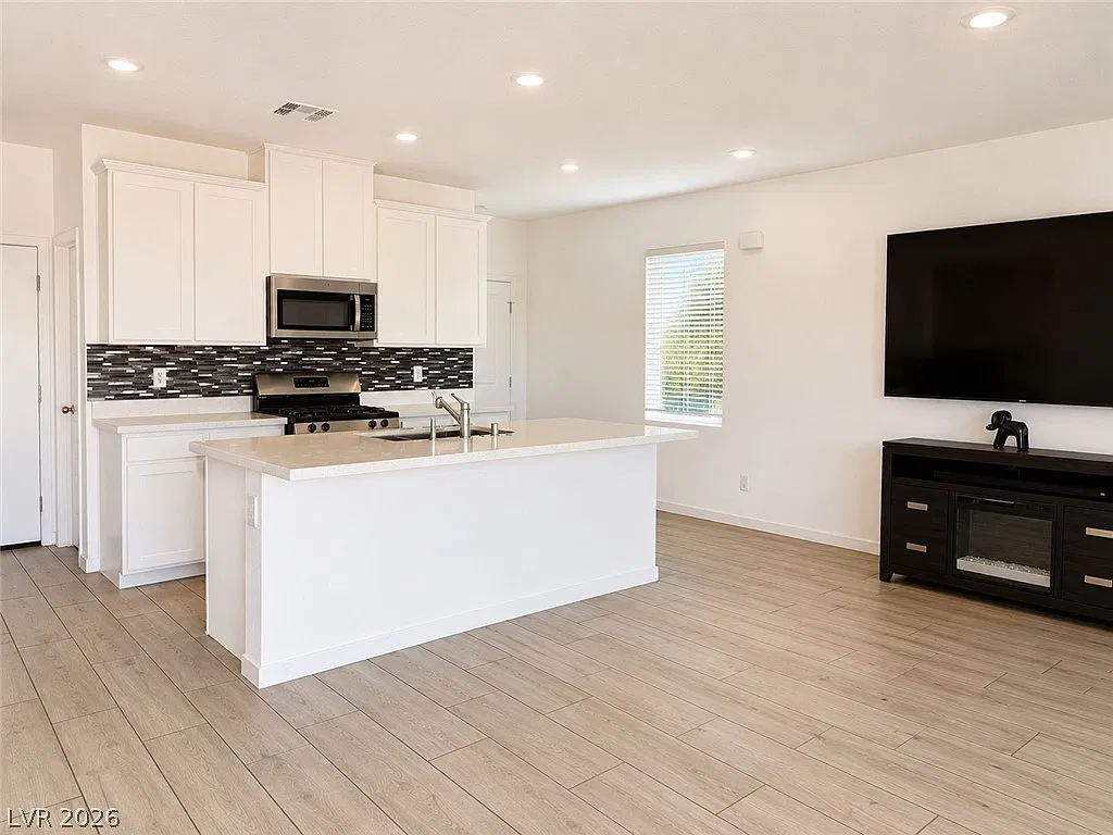 3 bed, 2.5 bath, 1560 sqft, $2,300 — Photo 4