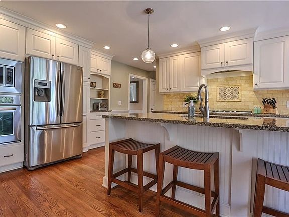 3rd image of 34 Whitecliff Dr