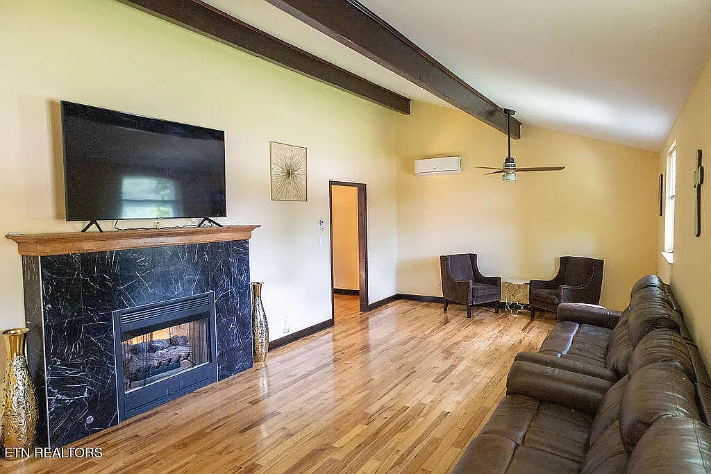 6 bed, 3510 sqft, $3,500 — Photo 4