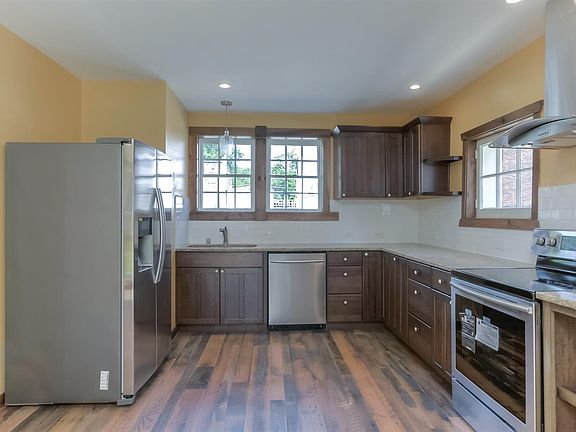3rd image of 2 Petticoat Ln