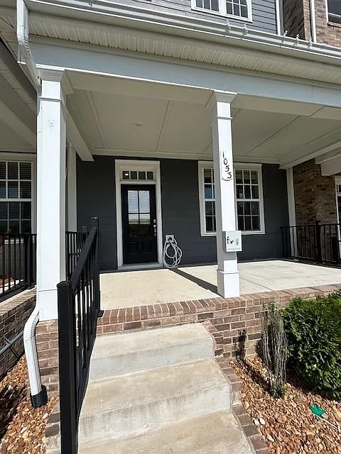 3 bed, 1900 sqft, $2,400 — Photo 2