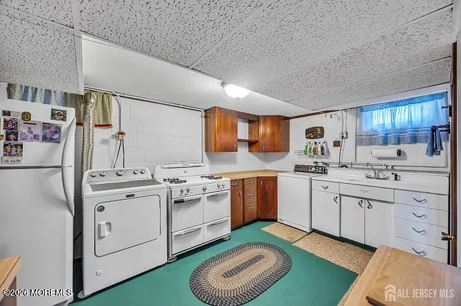 143 Safran Ave — Photo 8