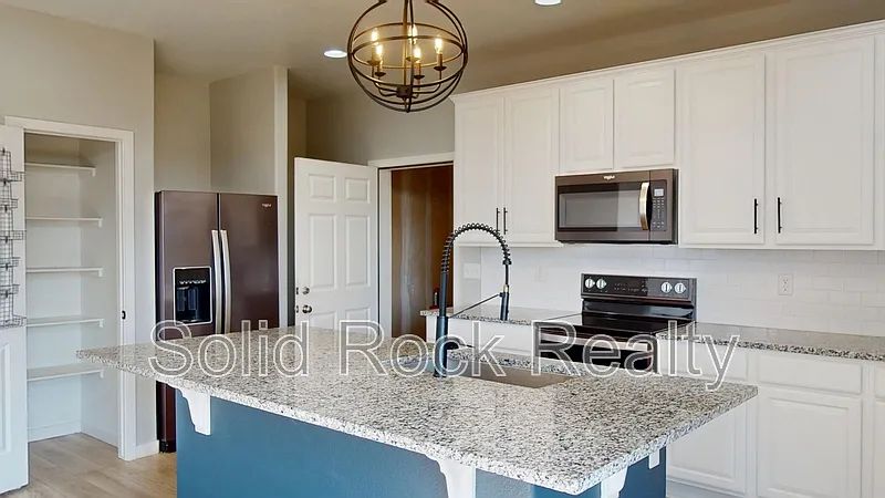 3 bed, 3.0 bath, 1661 sqft, $2,200 — Photo 3
