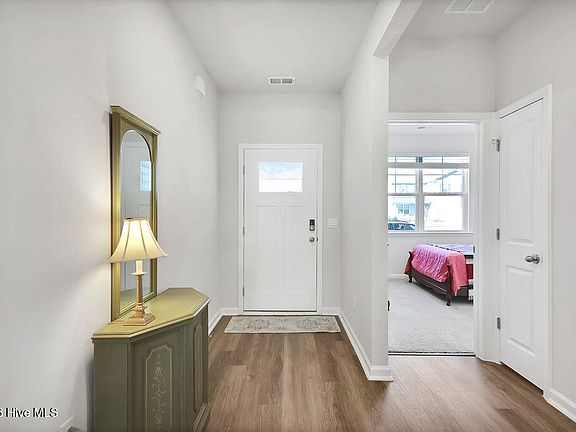 5th image of 922 Shipley Way SW