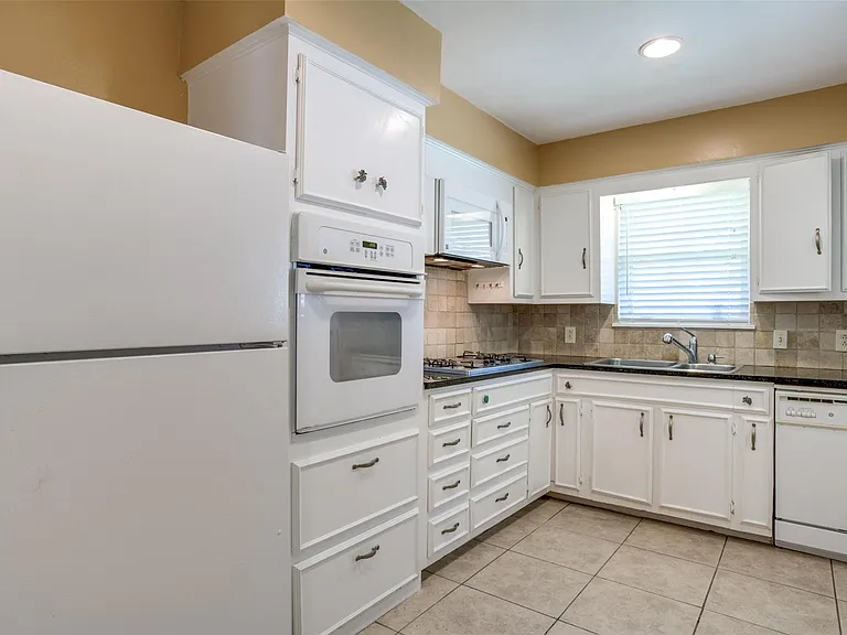 3724 Almazan Dr — Photo 2