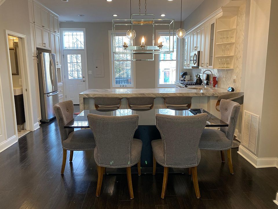 Great for entertaining and gathering. Table seating for 6, counter seating for 4.