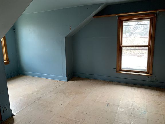 3rd image of 27 Elm St