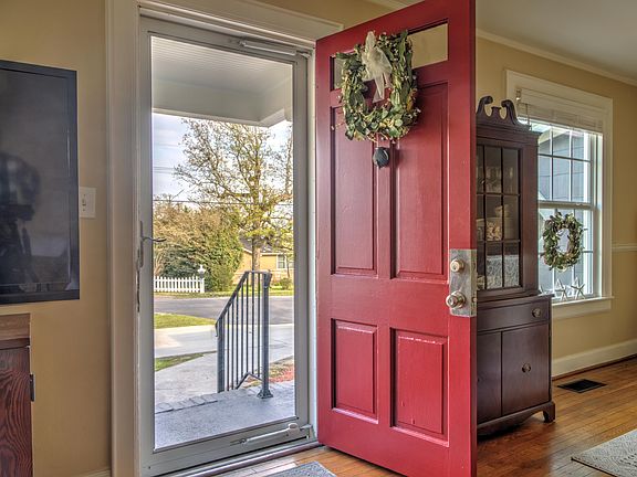 4th image of 1005 S Crest Rd