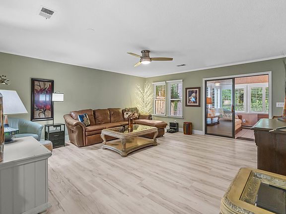 5th image of 105 Hickory Dr.