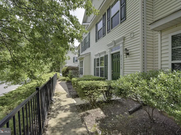 20398 River Bank St, Sterling, VA 20165