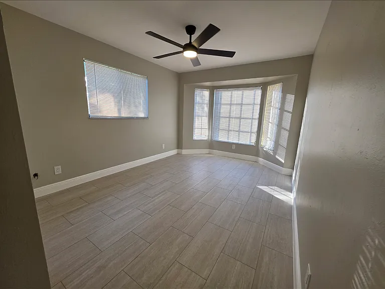 4836 Marine Dr — Photo 8