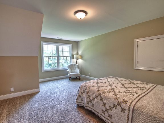 4th image of 712 Twin View Dr