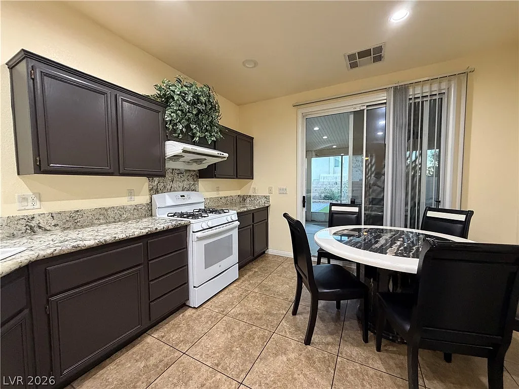 3 bed, 2.5 bath, 1710 sqft, $2,095 — Photo 2