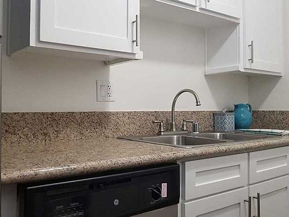 5th image of 9212 Burke St #1011
