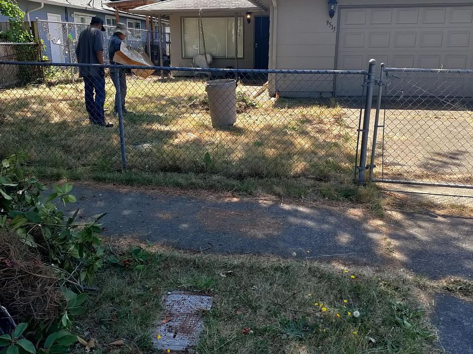 2nd image of 9515 N Clarendon Ave