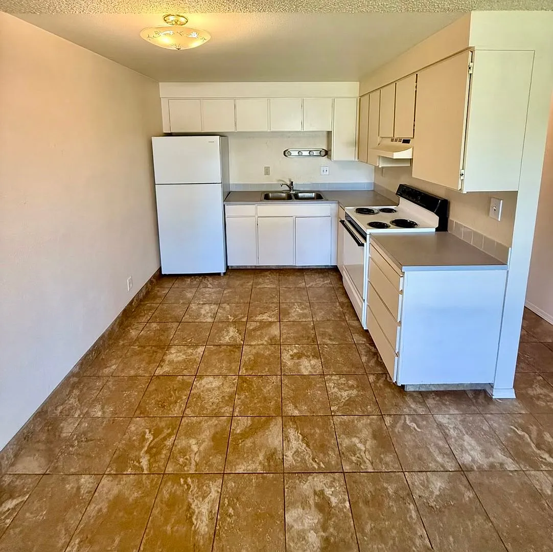 2 Bedroom / 1 Bathroom Upstairs Unit with flexible lease terms — Photo 1