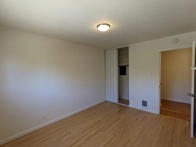 2534 Benvenue Ave — Photo 63