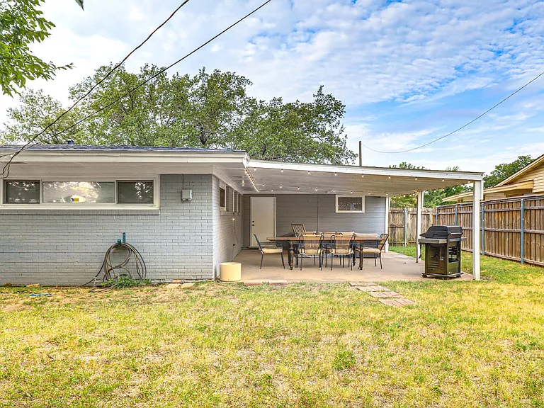 1909 Colony Dr — Photo 25