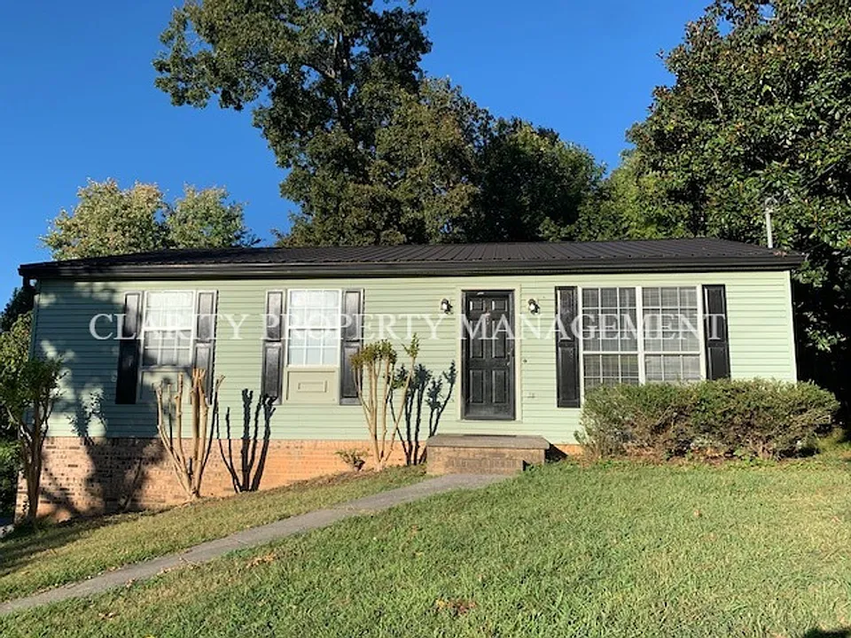 2218 Cloverleaf Cir SE
