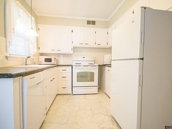 4th image of 44 Buckingham Dr