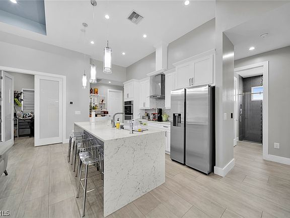 3rd image of 935 Beverly St E