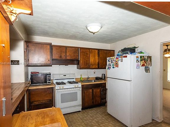 3rd image of 2830 NE 9th Ter