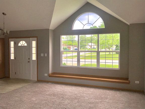 4th image of 1060 Blackhawk Dr